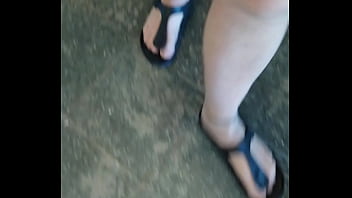 Birkenstocks und nylonfüsse im treppenhaus