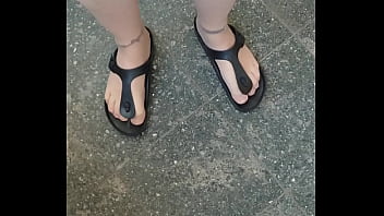 Birkenstocks und nylonfüsse im treppenhaus