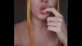 Телочка забыла вырубить skype