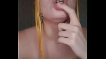 Телочка забыла вырубить skype