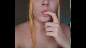 Телочка забыла вырубить skype