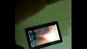 Amigo se hace la paja mirando a mi esposa