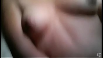 Mira como se masturba lley