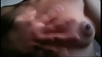 Mira como se masturba lley