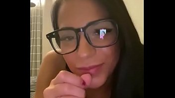 Morena juega con polla