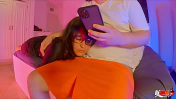 Мачеха и пасынок делят диван