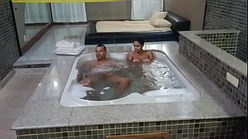 Fudendo a borboleta na hidromassagem