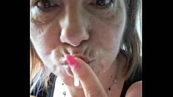 Moglie matura secchia il cazzo nel bagno