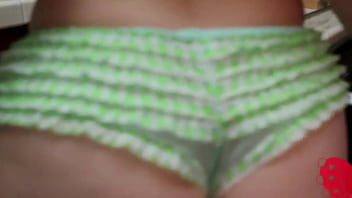 Curvy siri vibes her creamy trimmed cunt when baking cookies