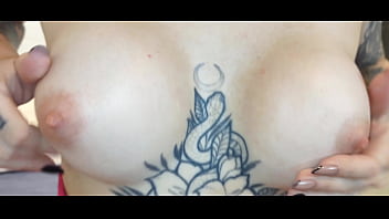 Novinha batendo siririca no quarto da tia