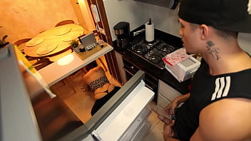 Milf bisexual convence a joven empleada de follar a su plomero y así cumplir su fantasia