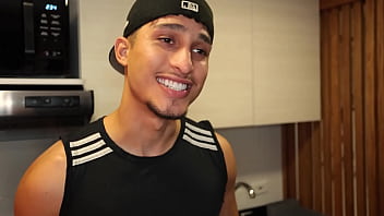 Milf bisexual convence a joven empleada de follar a su plomero y así cumplir su fantasia