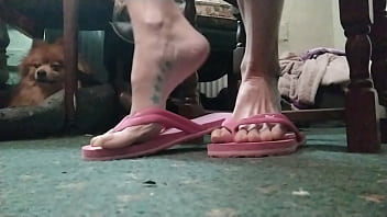 Big toes and huge talons in flipflops