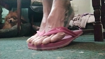 Big toes and huge talons in flipflops