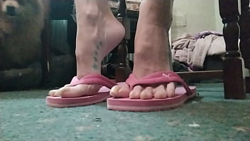 Big toes and huge talons in flipflops