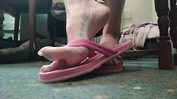 Big toes and huge talons in flipflops