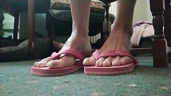 Big toes and huge talons in flipflops