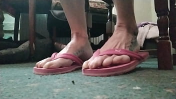 Big toes and huge talons in flipflops