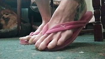 Big toes and huge talons in flipflops