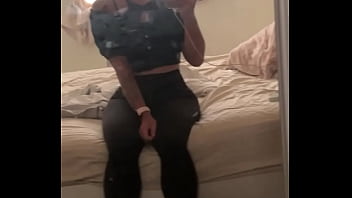 Viens me follow pour en voir un peu deviens fan pour tout voir