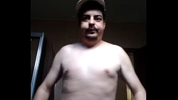 Homem sensual se tocando e se acariciando