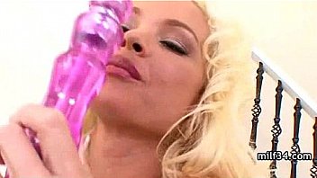 Hot cougar gets mouthful of cum