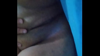 Gostosa exibindo buceta de quatro