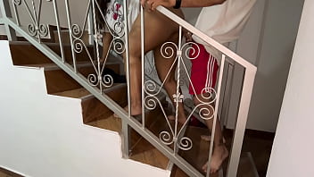 Sexo casero con la puta de mi madrastra en las gradas antes de llegar a su habitacion
