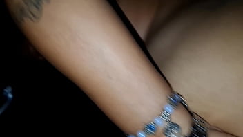 Parei o carro na rua para fuder a bucetinha quente dessa putinha