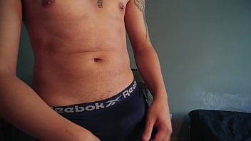 Nerd dotado tirando a cueca e batendo uma bem gostoso vídeo completo gozando