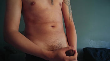 Nerd dotado tirando a cueca e batendo uma bem gostoso vídeo completo gozando