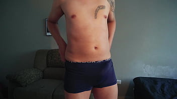 Nerd dotado tirando a cueca e batendo uma bem gostoso vídeo completo gozando