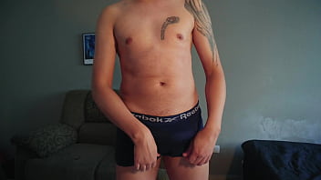 Nerd dotado tirando a cueca e batendo uma bem gostoso vídeo completo gozando