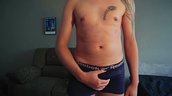 Nerd dotado tirando a cueca e batendo uma bem gostoso vídeo completo gozando