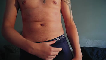 Nerd dotado tirando a cueca e batendo uma bem gostoso vídeo completo gozando