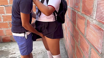 Culona cachonda de 18 años se escapa de la escuela para que le destrocen el coño en un lote abandonado