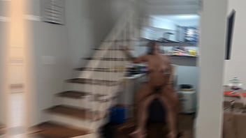 A morena rabuda venho me mostrar o novo biquine não aguentei e meti a rola naquele bucetão