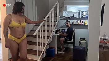 A morena rabuda venho me mostrar o novo biquine não aguentei e meti a rola naquele bucetão