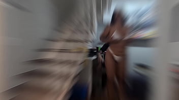 A morena rabuda venho me mostrar o novo biquine não aguentei e meti a rola naquele bucetão