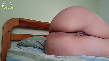 Mi hermanastro viene esta noche y como sé que tiene una polla enorme empecé a prepararme el culo hasta que me corra