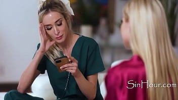 Gorgeous dyke shows her how to romance