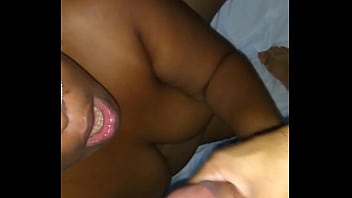 Gozando na boca da morena