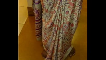 Tamil saree lifting aunty Tamil saree lifting aunty