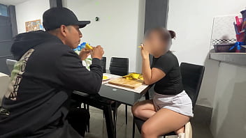 Mi hermanastra me hace comer mucha piña para probar el sabor de mi lechita