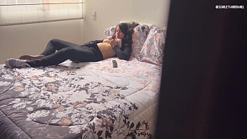 Mi madrastra se toca mientras la veo en el armario me descubrió y ahora le toco su húmedo coño