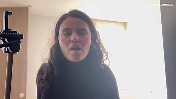 Mi madrastra se toca mientras la veo en el armario me descubrió y ahora le toco su húmedo coño