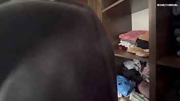 Mi madrastra se toca mientras la veo en el armario me descubrió y ahora le toco su húmedo coño