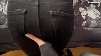 Mi madrastra se toca mientras la veo en el armario me descubrió y ahora le toco su húmedo coño