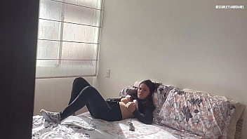 Mi madrastra se toca mientras la veo en el armario me descubrió y ahora le toco su húmedo coño Mi madrastra se toca mientras la veo en el armario me descubrió y ahora le toco su húmedo coño