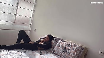 Mi madrastra se toca mientras la veo en el armario me descubrió y ahora le toco su húmedo coño Mi madrastra se toca mientras la veo en el armario me descubrió y ahora le toco su húmedo coño